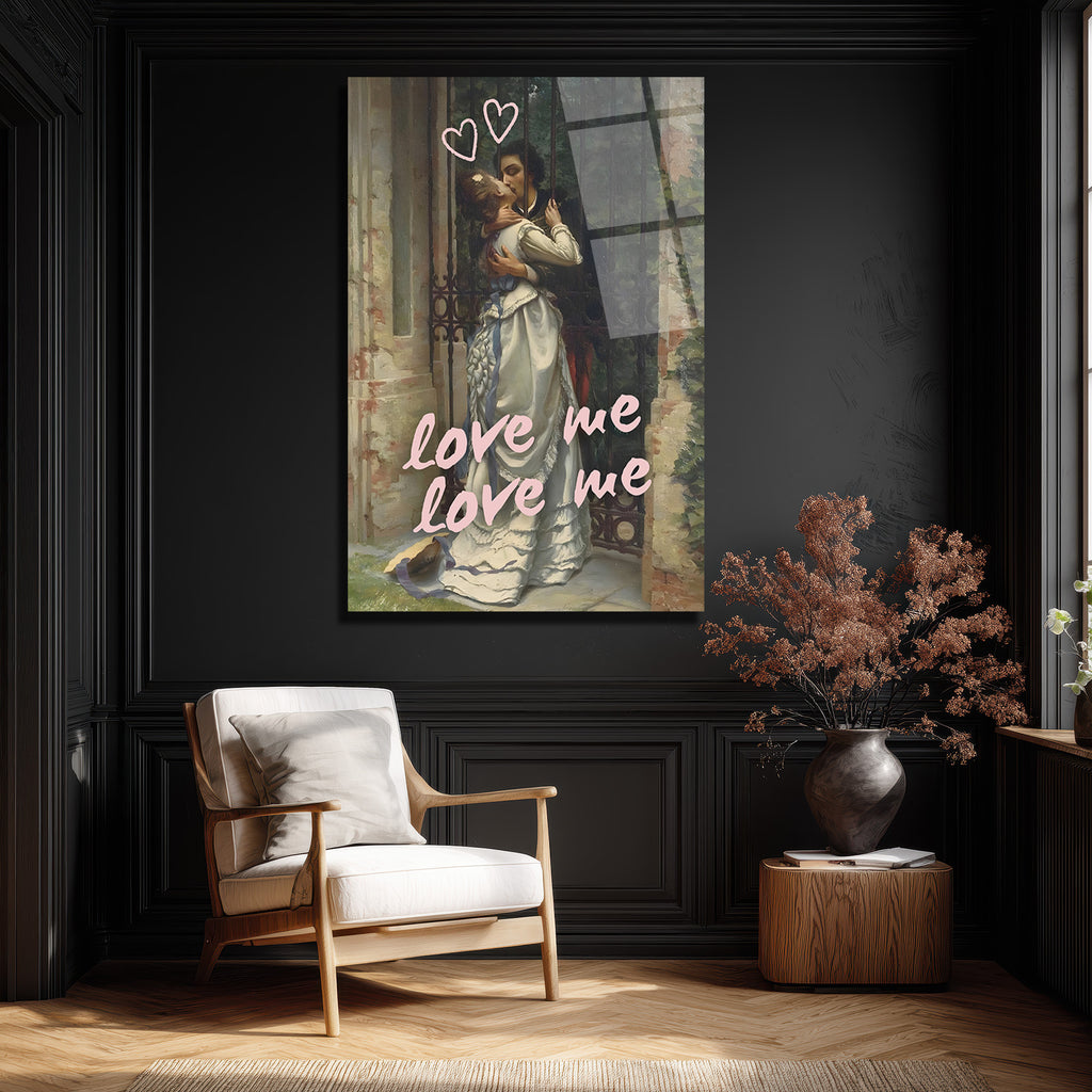 Love Me Yazılı Romantik Öpücük Cam Tablo