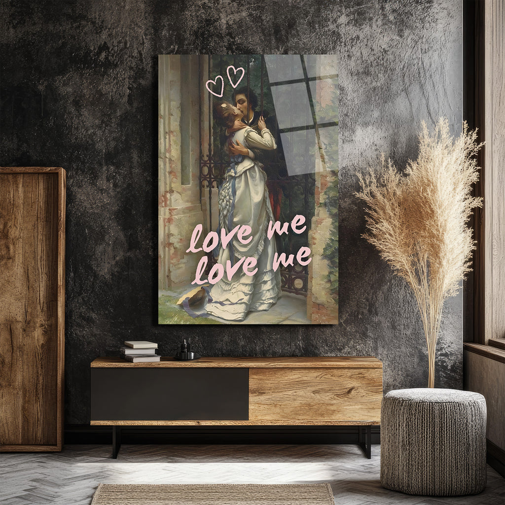 Love Me Yazılı Romantik Öpücük Cam Tablo