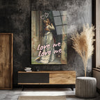 Love Me Yazılı Romantik Öpücük Cam Tablo