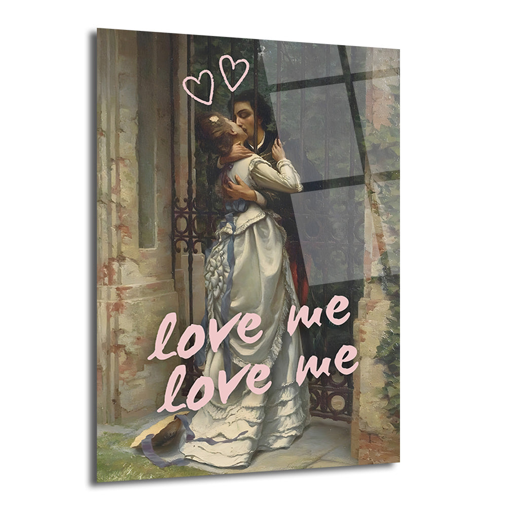Klasik resim stilinde bir çiftin tutkuyla öpüştüğü, üzerinde pembe 'love me love me' yazısı ve kalp sembolleri bulunan cam tablo. Kadın beyaz-mavi elbiseli, erkek koyu giysili, arka planda taş kemerli bir yapı görülüyor.