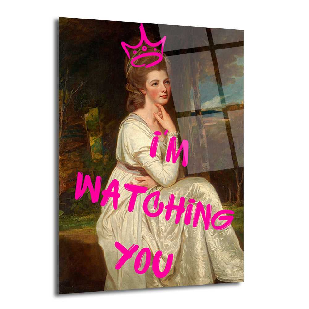 Klasik bir kadın portresi üzerine sıcak pembe renkte 'I'M WATCHING YOU' yazısı ve taç grafiti eklenmiş, modern ve gelenekseli harmanlayan cam tablo