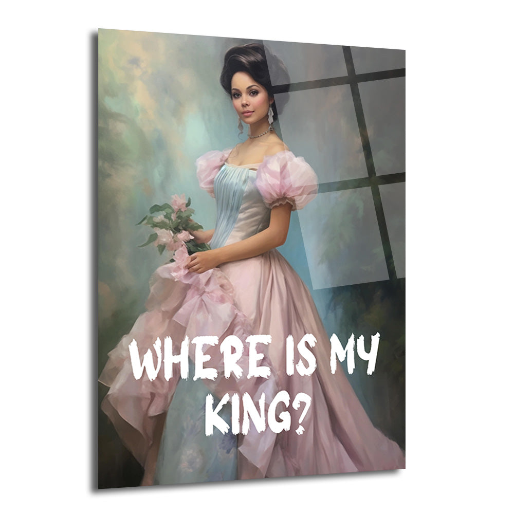 Zarif pembe ve açık mavi kabarık elbiseli, elinde çiçek tutan, klasik tarzda resmedilmiş bir kadının yer aldığı, üzerinde "WHERE IS MY KING?" yazan sanatsal cam tablo. Arka plan pastel tonlarda, kadın hafif hüzünlü ve sorgulayıcı bir ifadeye sahip.