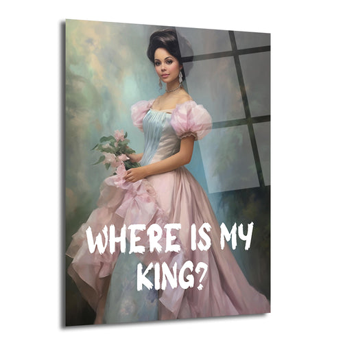 Zarif pembe ve açık mavi kabarık elbiseli, elinde çiçek tutan, klasik tarzda resmedilmiş bir kadının yer aldığı, üzerinde "WHERE IS MY KING?" yazan sanatsal cam tablo. Arka plan pastel tonlarda, kadın hafif hüzünlü ve sorgulayıcı bir ifadeye sahip.