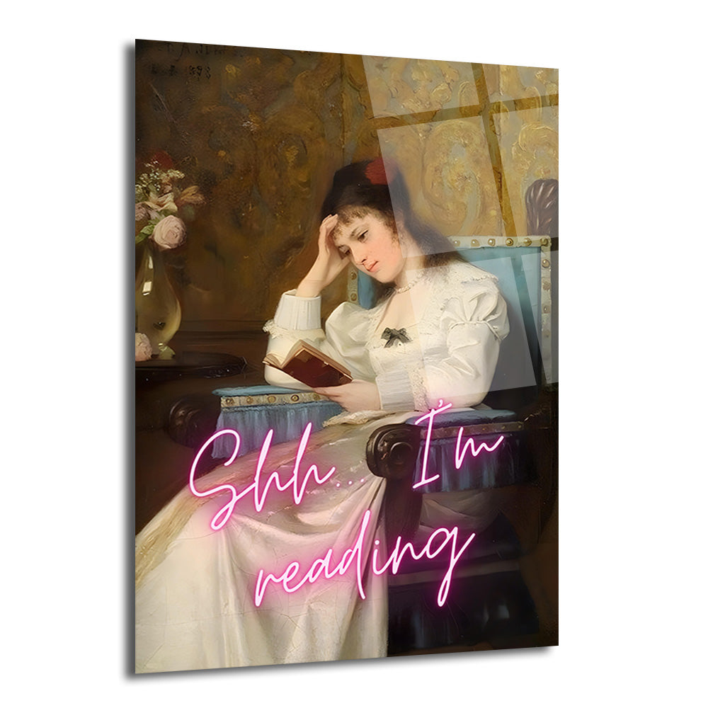 Klasik bir portre tablosunda, bej elbise giymiş, kollarını başına yaslamış ve kitap okuyan genç bir kadın görülüyor. Resmin üzerinde pembe neon harflerle 'Shhh... I'm reading' yazısı bulunuyor. Tablonun genelinde kahverengi ve açık mavi tonlar hakim.