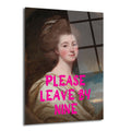 Üzerinde pembe renkte 'PLEASE LEAVE BY NINE' (Lütfen Dokuzda Çıkın) yazan, klasik tarzda yapılmış, kahverengi saçlı ve beyaz elbiseli bir kadının portresi.