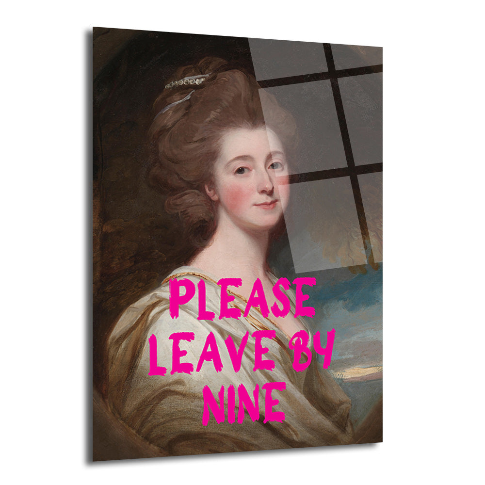 Üzerinde pembe renkte 'PLEASE LEAVE BY NINE' (Lütfen Dokuzda Çıkın) yazan, klasik tarzda yapılmış, kahverengi saçlı ve beyaz elbiseli bir kadının portresi.