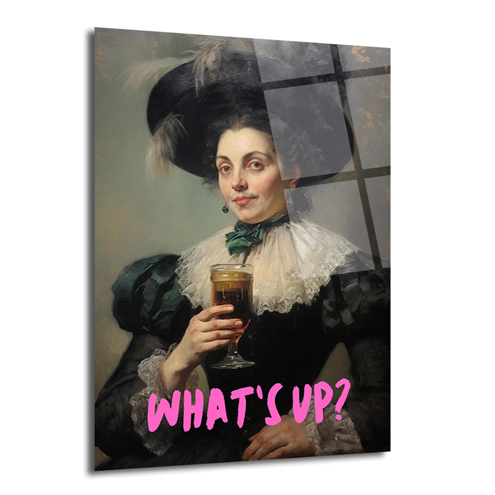 Klasik giyimli, şapkalı bir kadının elinde içki kadehiyle poz verdiği, modern pembe 'WHAT'S UP?' yazısıyla süslenmiş cam tablo.