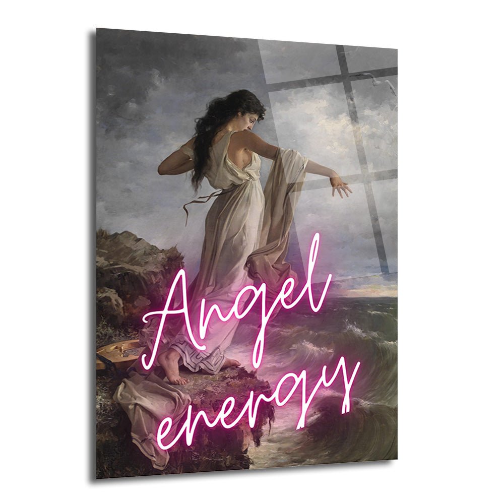 Fırtınalı denizde kayalıklarda duran, bej elbiseli, klasik resim stilinde bir kadının üzerine neon pembe 'Angel energy' yazısı bindirilmiş cam tablo.