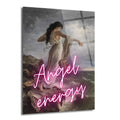 Fırtınalı denizde kayalıklarda duran, bej elbiseli, klasik resim stilinde bir kadının üzerine neon pembe 'Angel energy' yazısı bindirilmiş cam tablo.