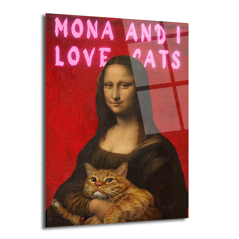 Kırmızı arka planda, pembe graffiti yazısıyla 'Mona and I Love Cats' yazan, Mona Lisa'nın kucağında turuncu bir kedi tuttuğu modern ve pop art tarzı cam tablo.