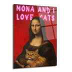 Kırmızı arka planda, pembe graffiti yazısıyla 'Mona and I Love Cats' yazan, Mona Lisa'nın kucağında turuncu bir kedi tuttuğu modern ve pop art tarzı cam tablo.