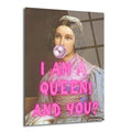 Klasik portre tarzında resmedilmiş, pembe sakız çiğneyen ve 'I AM A QUEEN! AND YOU?' yazılı, modern pop art dokunuşlu bir kadın figürünün yer aldığı cam tablo.