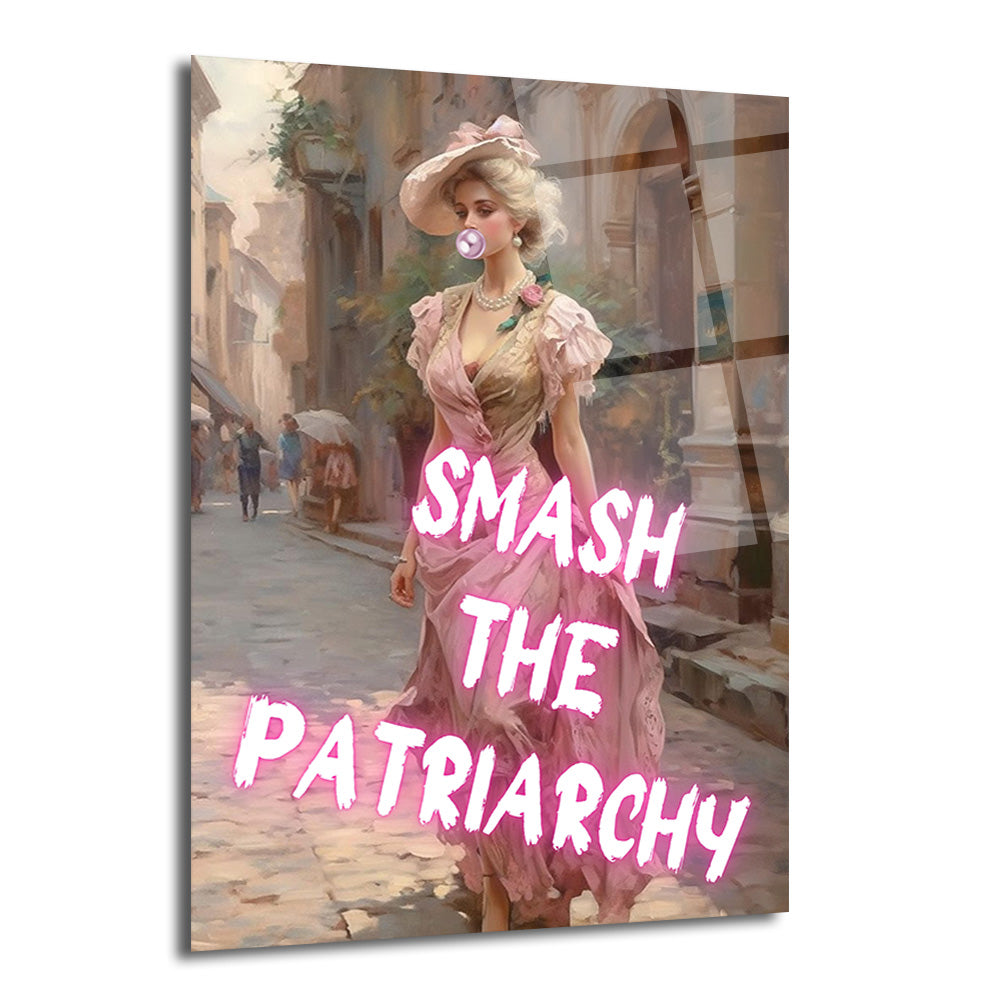 Pembe elbiseli, şapkalı, sakız çiğneyen ve 'Smash The Patriarchy' yazısı neon pembe renkte parlayan vintage tarzı bir kadının şehir sokağında yürüdüğü sanatsal cam tablo.