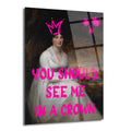 Koyu arka planda, beyaz elbiseli bir kadının klasik portresi üzerinde neon pembe renkte 'YOU SHOULD SEE ME IN A CROWN' yazısı ve taç grafiği bulunan modern cam tablo. Sanatsal boya sıçramaları da mevcut.
