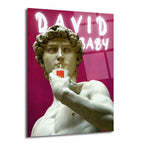 Fuşya pembe arka planda, Michelangelo'nun David heykelinin McDonald's bardağından pipetle içecek içerken gösterildiği, üzerinde "DAVID BABY" yazan modern pop art cam tablo.