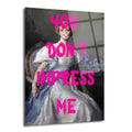 Klasik bir kadın portresine neon pembe "YOU DON'T IMPRESS ME" yazısı ve baloncuk sakızı detayı eklenmiş, modern ve çarpıcı bir cam tablo.