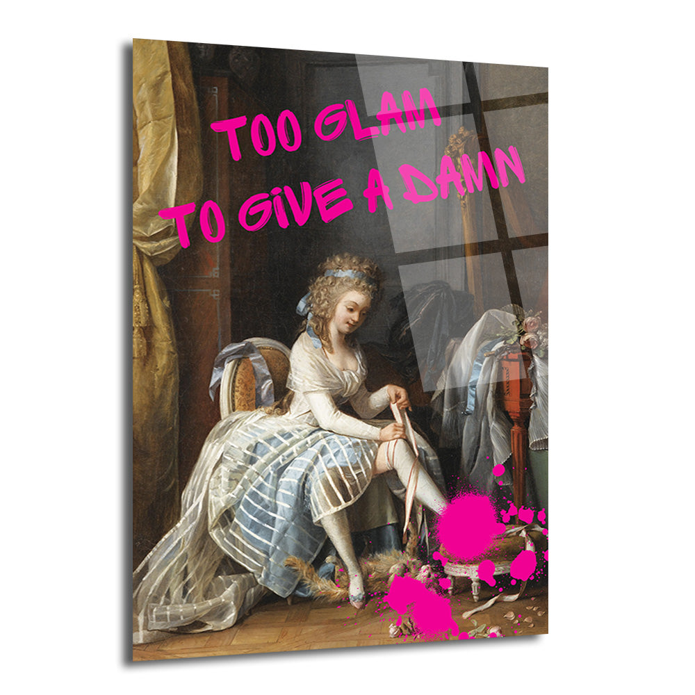 Klasik dönem bir kadın portresinin üzerine pembe 'TOO GLAM TO GIVE A DAMN' yazısı ve boya sıçramaları eklenmiş, modern ve asi bir ifade taşıyan cam tablo.