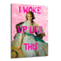 Pembe ve grunge dokulu bir arka plan üzerinde, klasik bir portre resminden alınmış, zarif beyaz elbiseli bir kadının oturduğu ve üzerinde neon pembe harflerle 'I WOKE UP LIKE THIS' yazan modern pop art cam tablo.