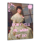 Klasik bir kadın portresinin üzerine pembe fırça darbeleri ve 'DON'T TELL ME WHAT TO DO' yazısı eklenmiş modern cam tablo.