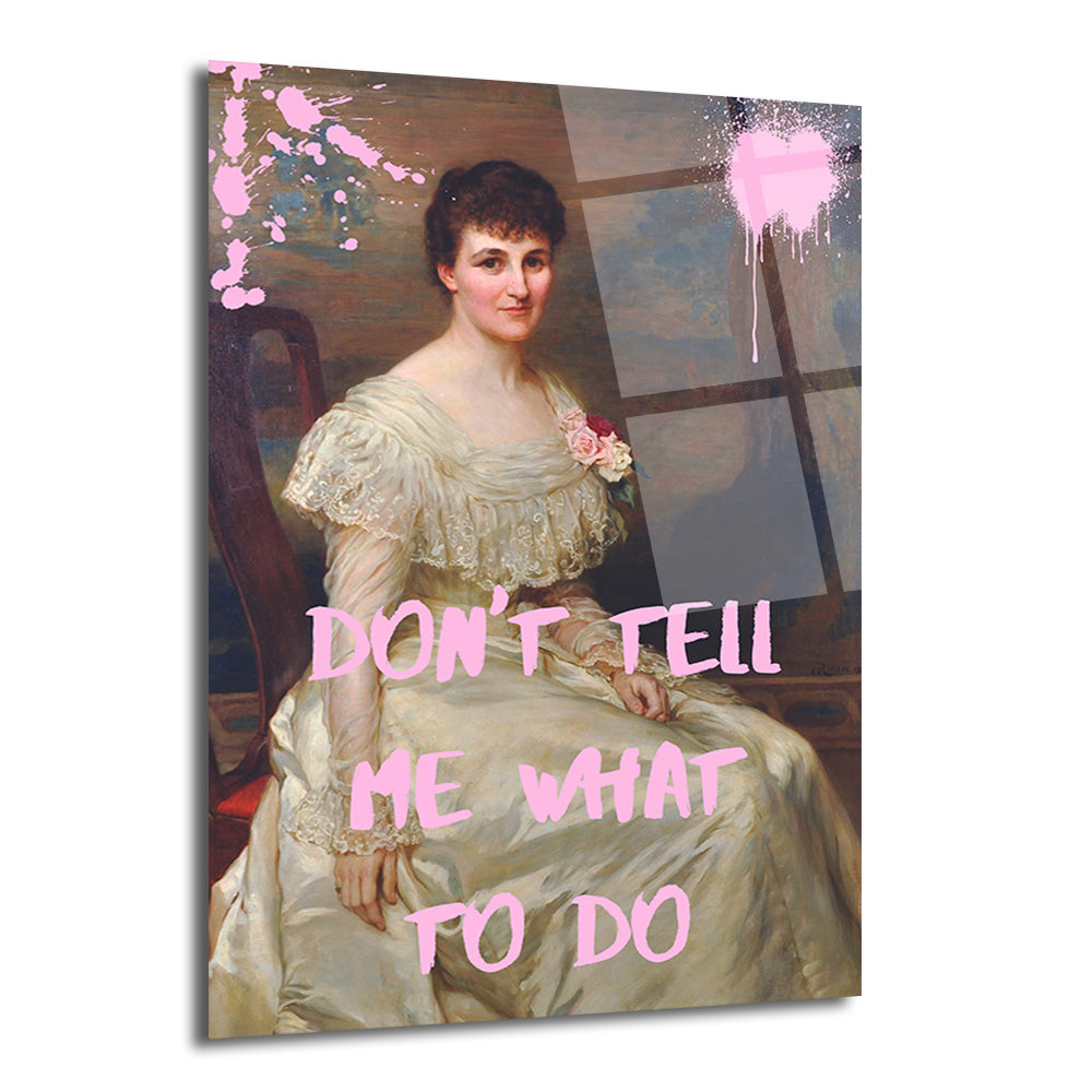 Klasik bir kadın portresinin üzerine pembe fırça darbeleri ve 'DON'T TELL ME WHAT TO DO' yazısı eklenmiş modern cam tablo.