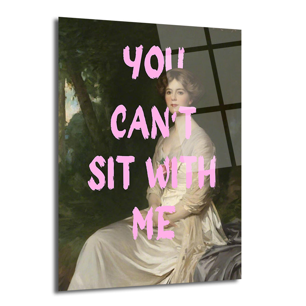 Klasik bir kadın portresi üzerine pembe fırça darbesi stilinde "YOU CAN'T SIT WITH ME" yazılı, esprili ve modern bir cam tablo.