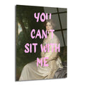 Klasik bir kadın portresi üzerine pembe fırça darbesi stilinde "YOU CAN'T SIT WITH ME" yazılı, esprili ve modern bir cam tablo.