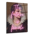 Klasik bir kadın portresi üzerine neon pembe 'The future is female' yazısı bulunan cam tablo. Kadın, inci kolye ve beyaz dantel yakalı koyu renk bir elbise giymektedir.