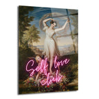 Klasik bir tablo üzerine neon pembe 'Self Love Club' yazısı işlenmiş, beyaz elbiseli dans eden bir kadın ve ona bakan melek figürünün çiçekler arasında betimlendiği parlayan cam tablo.