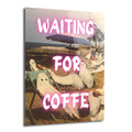 Sahilde şezlonglarda ve kumda oturan, çarşaf giymiş hayalet figürlerinin olduğu, neon pembe harflerle "WAITING FOR COFFE" yazan mizahi bir cam tablo.