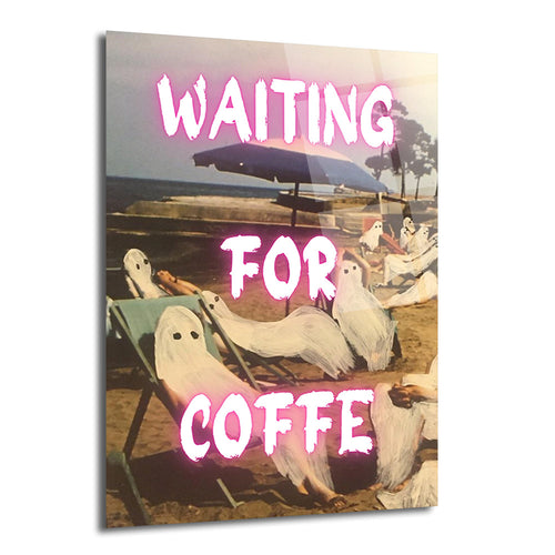 Sahilde şezlonglarda ve kumda oturan, çarşaf giymiş hayalet figürlerinin olduğu, neon pembe harflerle "WAITING FOR COFFE" yazan mizahi bir cam tablo.