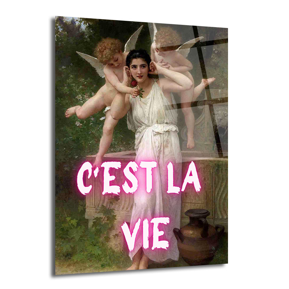 Antik Yunan kıyafetli bir kadın ve iki melek figürünün yer aldığı klasik bir tablonun üzerine parlak pembe neon harflerle 'C'EST LA VIE' yazısının eklendiği modern cam tablo.