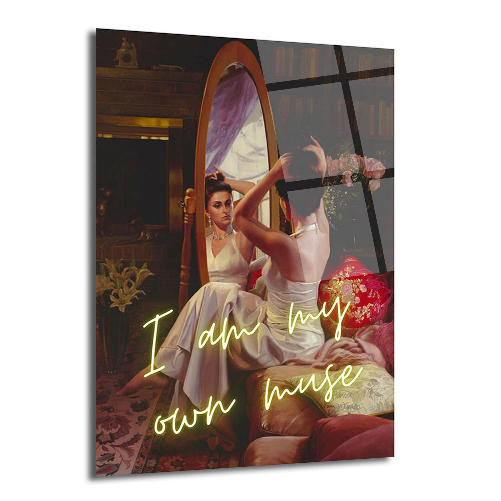 Beyaz elbiseli bir kadının aynaya bakarak saçlarını düzelttiği, üzerinde neon ışıklarla 'I am my own muse' yazan, klasik tarzda bir cam tablo.