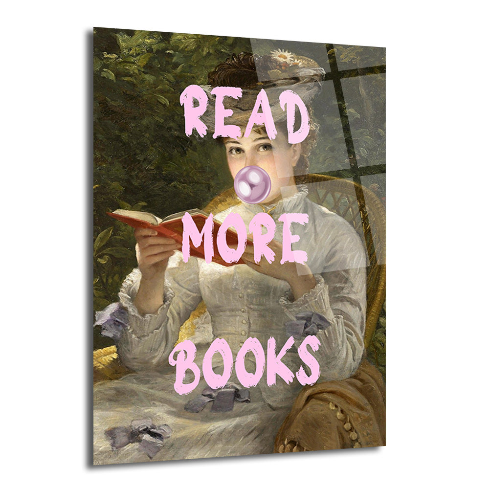 Klasik bir tabloya modern dokunuşla eklenmiş, ağzında mor sakız balonu ve 'READ MORE BOOKS' yazısıyla kitap okuyan bir kadının yer aldığı cam tablo.