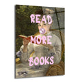 Klasik bir tabloya modern dokunuşla eklenmiş, ağzında mor sakız balonu ve 'READ MORE BOOKS' yazısıyla kitap okuyan bir kadının yer aldığı cam tablo.