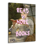 Klasik bir tabloya modern dokunuşla eklenmiş, ağzında mor sakız balonu ve 'READ MORE BOOKS' yazısıyla kitap okuyan bir kadının yer aldığı cam tablo.