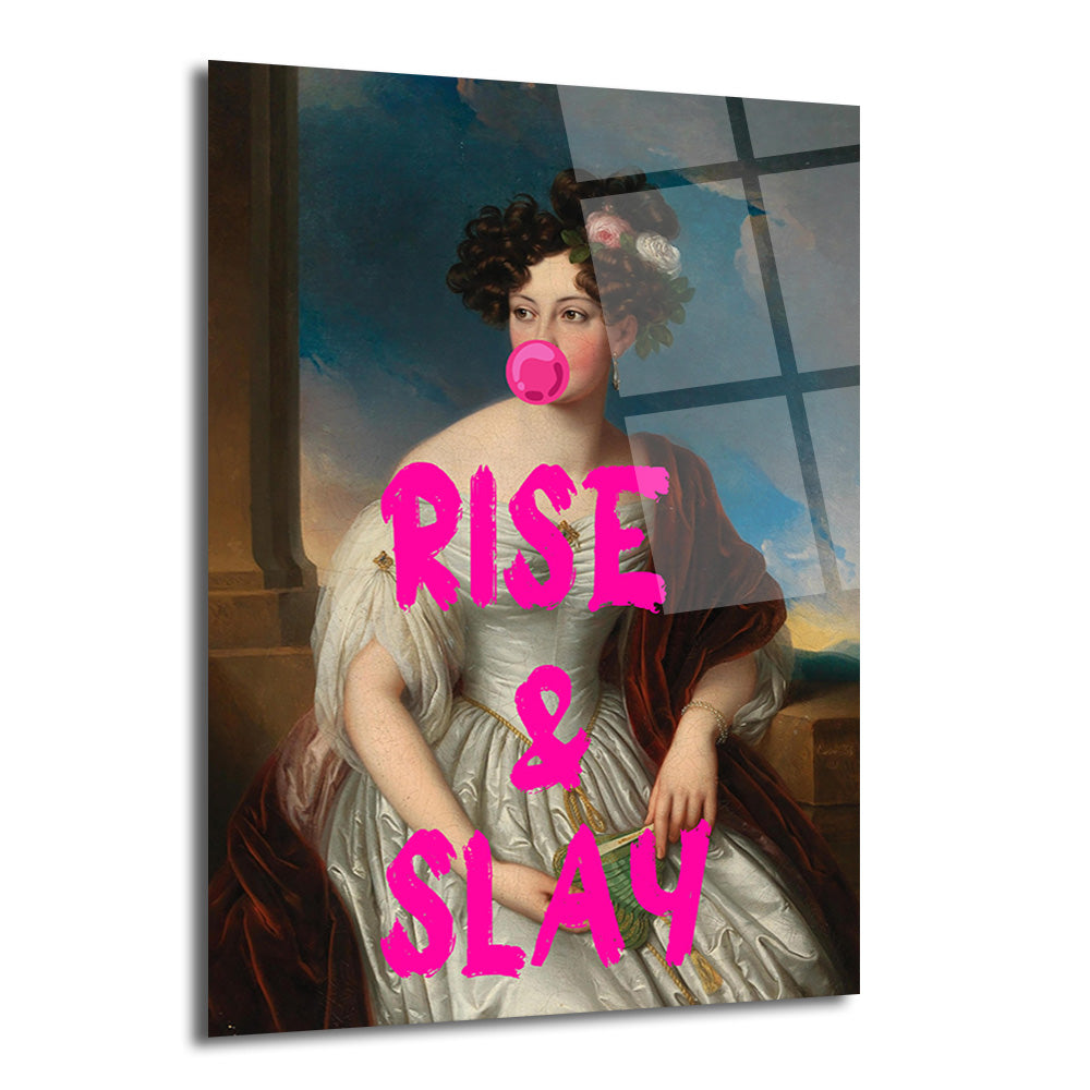 Klasik giysili bir kadının pembe baloncuk sakız çiğnerken ve üzerinde fırça darbesiyle 'Rise & Slay' yazan modern pop art cam tablo.