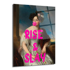 Klasik giysili bir kadının pembe baloncuk sakız çiğnerken ve üzerinde fırça darbesiyle 'Rise & Slay' yazan modern pop art cam tablo.
