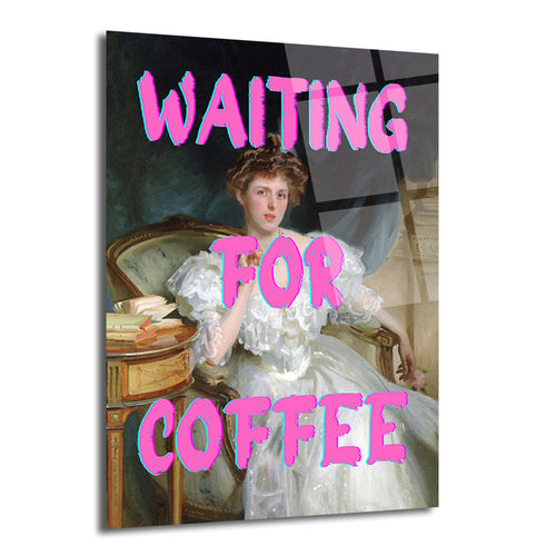 Klasik bir portre tablosunun üzerine pembe ve mavi renkte "WAITING FOR COFFEE" yazısı eklenmiş, beyaz elbiseli, zarif bir kadının oturduğu bir cam tablo. Kadın, hafifçe yana dönük, düşünceli bir ifadeyle izleyiciye bakıyor. Arka planda koyu tonlarda bir oda ve ahşap bir masa görünüyor.