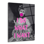 Siyah beyaz klasik bir kadın portresi üzerine pembe sakız balonu ve 'I DO WHAT I WANT' yazısı ile modern bir dokunuş katılmış cam tablo.