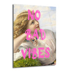 Klasik resim stilinde, yukarı bakan genç bir kadının üzerine canlı pembe "No Bad Vibes" yazısı işlenmiş modern cam tablo.