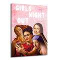 Pembe, dokulu arka planda 'GIRLS NIGHT OUT' yazısı altında, Frida Kahlo'nun akıllı telefonla selfie çektiği, yanında Botticelli'nin Venüsü, Mona Lisa ve İnci Küpeli Kız'ın bulunduğu neşeli, pop art tarzı bir cam tablo.