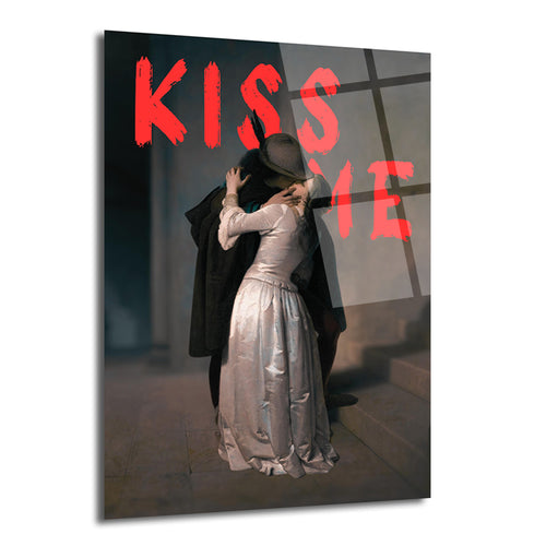 Romantik bir öpüşen çiftin yer aldığı, üzerine kırmızı "KISS ME" yazısı bindirilmiş, klasik ve modern tarzı harmanlayan cam tablo.