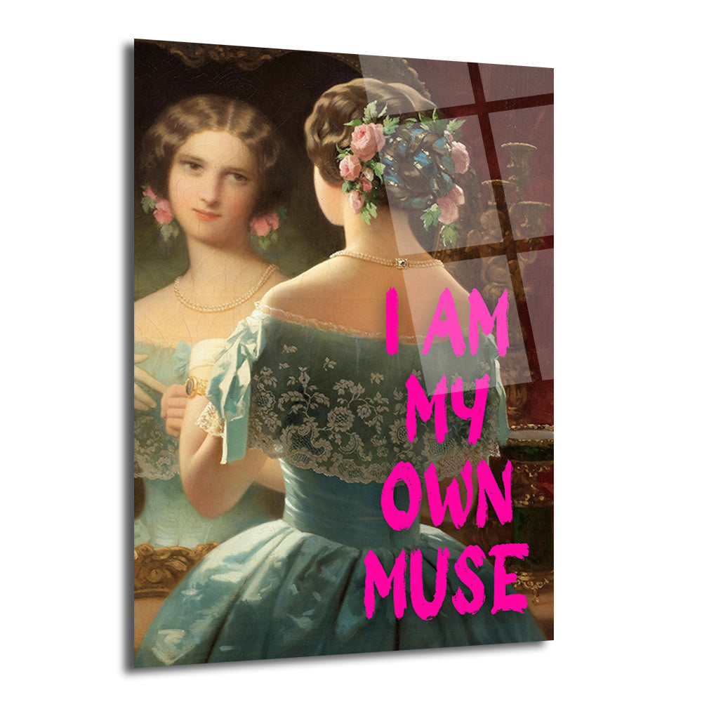 Aynaya bakan klasik giyimli bir kadının üzerine 'I AM MY OWN MUSE' yazısı işlenmiş, pembe ve turkuaz tonlarında modern sanat cam tablo.