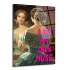 Aynaya bakan klasik giyimli bir kadının üzerine 'I AM MY OWN MUSE' yazısı işlenmiş, pembe ve turkuaz tonlarında modern sanat cam tablo.