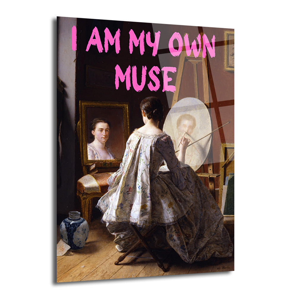 Sanatçı bir kadının kendi yansımasını resmettiği klasik bir tablonun üzerine parlak pembe renkte "I AM MY OWN MUSE" yazısının eklendiği, güçlendirici temalı cam tablo.