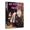 Sanatçı bir kadının kendi yansımasını resmettiği klasik bir tablonun üzerine parlak pembe renkte "I AM MY OWN MUSE" yazısının eklendiği, güçlendirici temalı cam tablo.