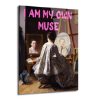 Sanatçı bir kadının kendi yansımasını resmettiği klasik bir tablonun üzerine parlak pembe renkte "I AM MY OWN MUSE" yazısının eklendiği, güçlendirici temalı cam tablo.