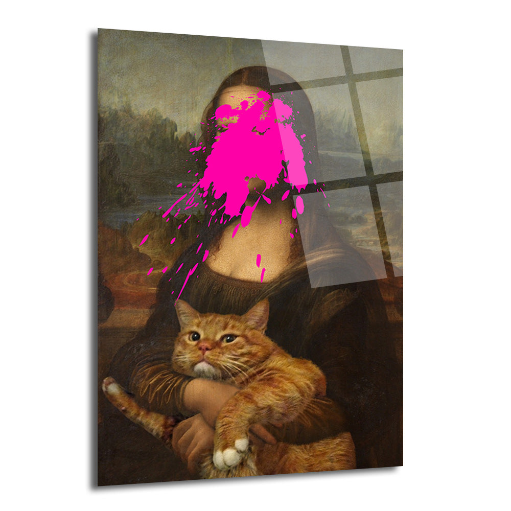 Mona Lisa'nın yüzüne pembe boya sıçramış, kollarında turuncu bir kedi tuttuğu, klasik ve modern sanatın birleştiği, yansımalı bir cam tablo.