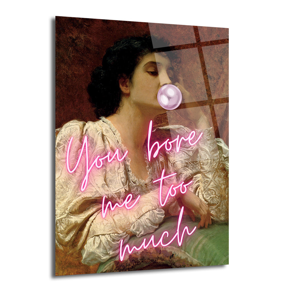 Klasik bir portre tablosunda, bej rengi elbise giymiş, saçları topuzlu bir kadın pembe sakız çiğnerken ve 'You bore me too much' (Bana çok sıkıldın) yazısı neon pembe renkte parlıyor.