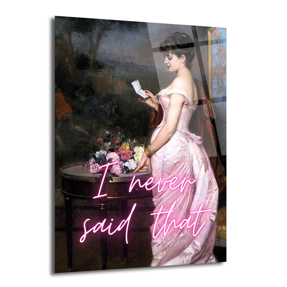 Pembe elbise giymiş bir kadının mektup okuduğu klasik bir tablo üzerine neon pembe harflerle "I never said that" yazan modern cam tablo.